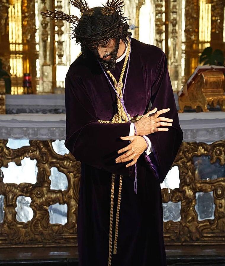 El Señor del Soberano Poder, en besamanos con la nueva túnica, que lucirá también el Miércoles de Pasión
