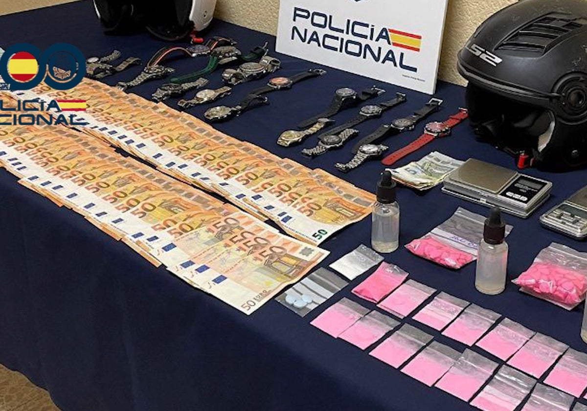Dinero, objetos y drogas incautados durante la operación