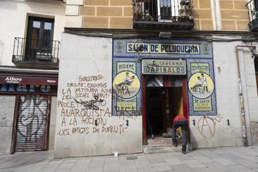 La taberna de Pablo Iglesias amanece con una pintada anarquista: «Exigimos la retirada del cóctel Durruti»
