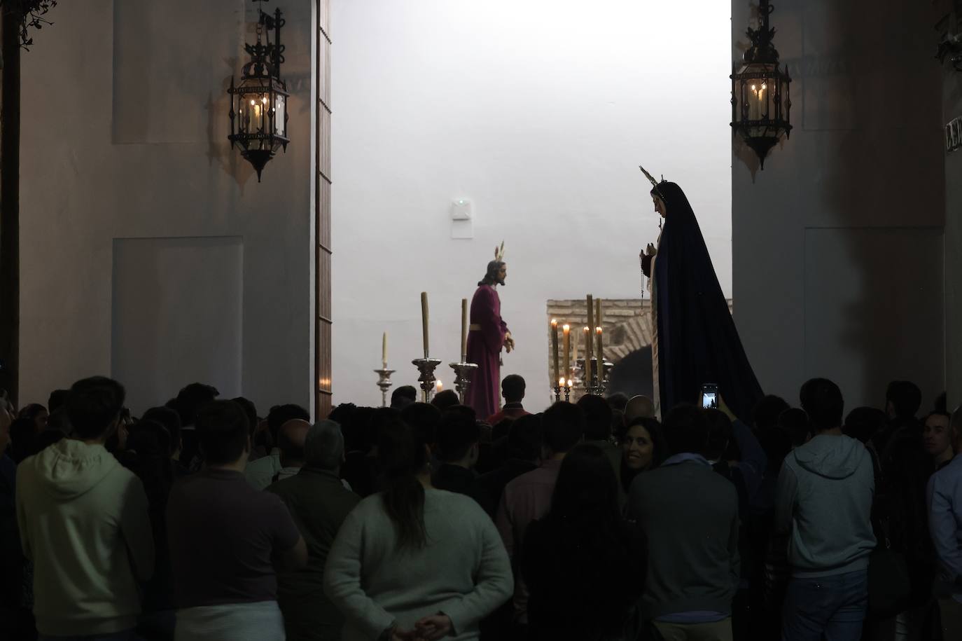 Fotos: el solemne traslado de las imágenes de la Sentencia a su nueva casa de hermandad en Córdoba