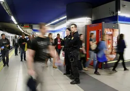 Caen 53 toxicómanos y carteristas tras lograr 3 millones en créditos con DNI robados a pasajeros del Metro de Madrid