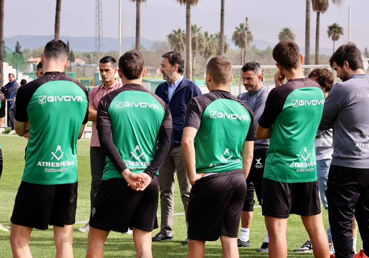 Monterrubio se dirige a los jugadores antes del entrenamiento en la Ciudad Deportiva