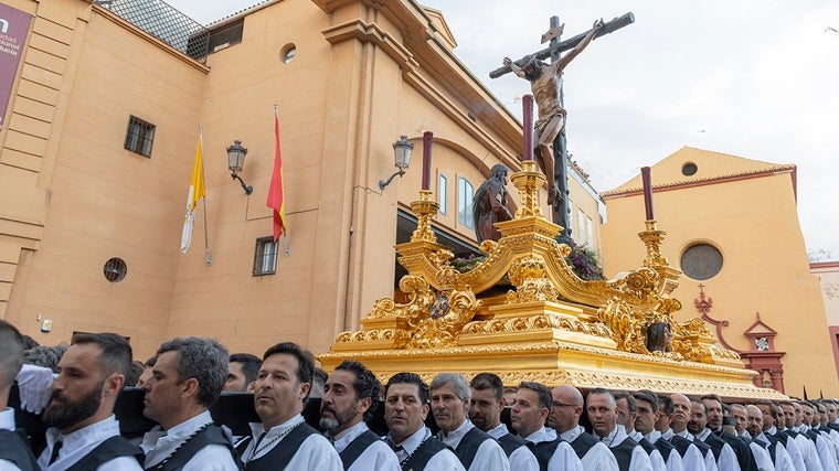 El Cristo de Mena, en su trono procesional durante la tarde del Jueves Santo