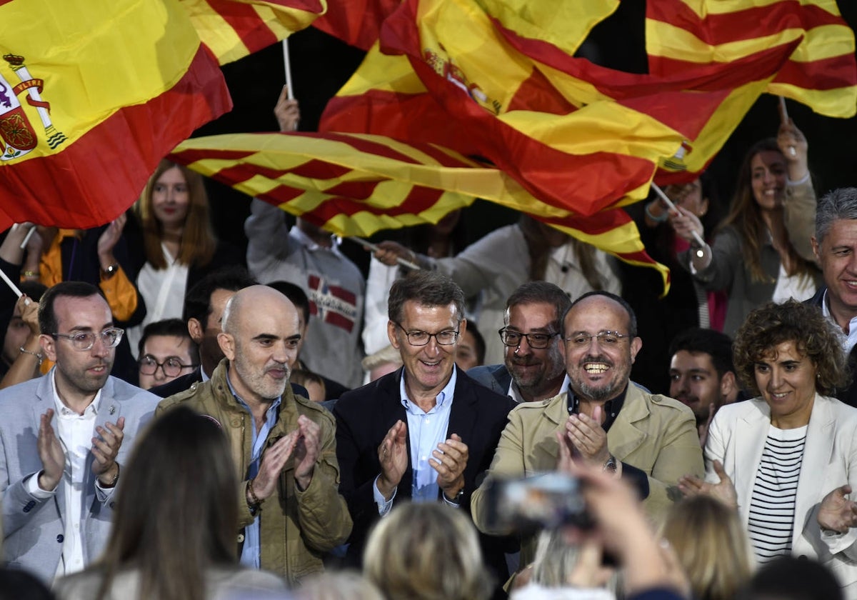 Feijóo, en un acto del PP catalán con Daniel Sirera, Alejandro Fernández y Dolors Montserrat