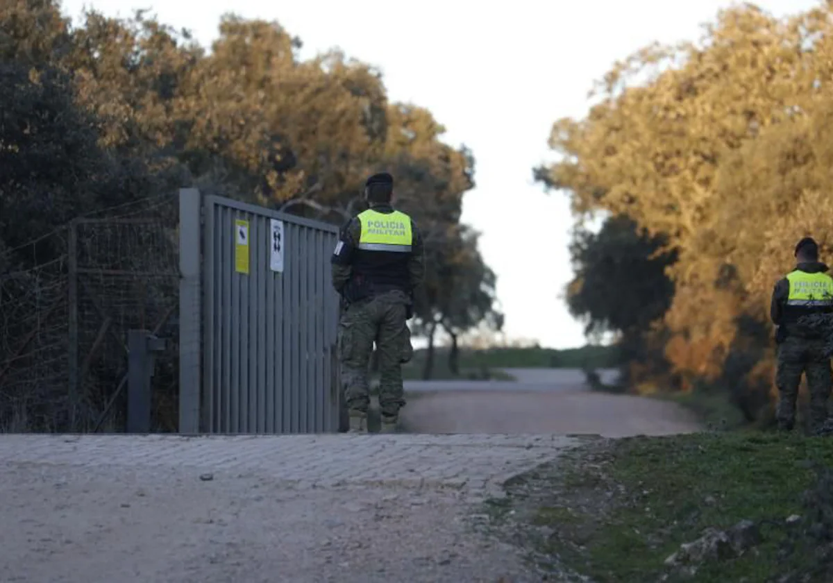 Entrada a la zona del lago artificial en la Base Militar de Cerro Muriano, custodiada por dos soldados