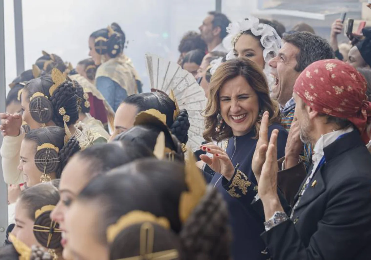 La alcaldesa de Valencia, María José Catalá, y el presidente de la Generalitt, Carlos Mazón, reaccionan en el balcón del Ayuntamiento durante el disparo de la última mascletà de las Fallas 2024.