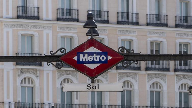 Una estación de Metro del centro de Madrid cambia su logotipo de una forma nunca antes vista