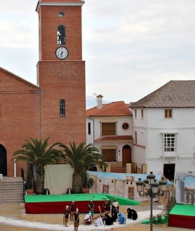 Imagen secundaria 2 - Las representaciones tienen lugar en la plaza de España, frente a la iglesia