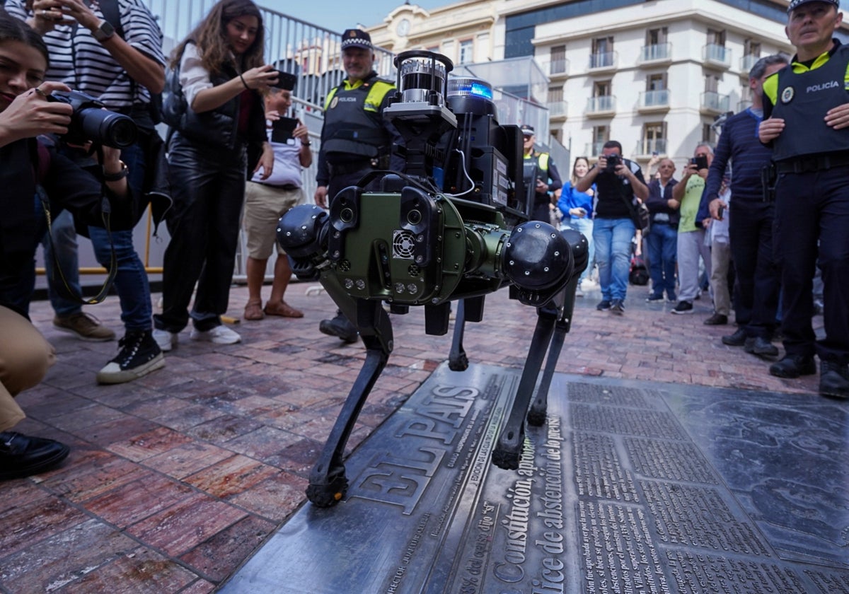El perro robot, este martes en el centro de Málaga