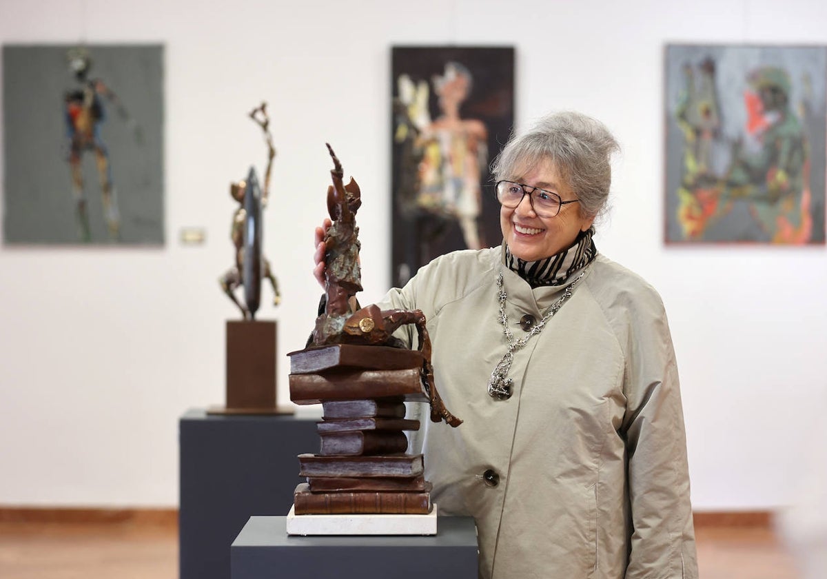 La hija del escultor, con una de las obras