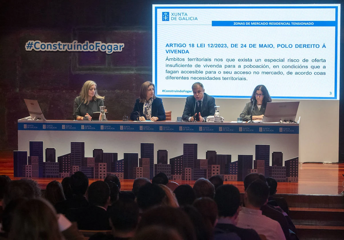 Ángeles Vázquez (der.), durante la reunión de este martes con representantes del sector de la vivienda