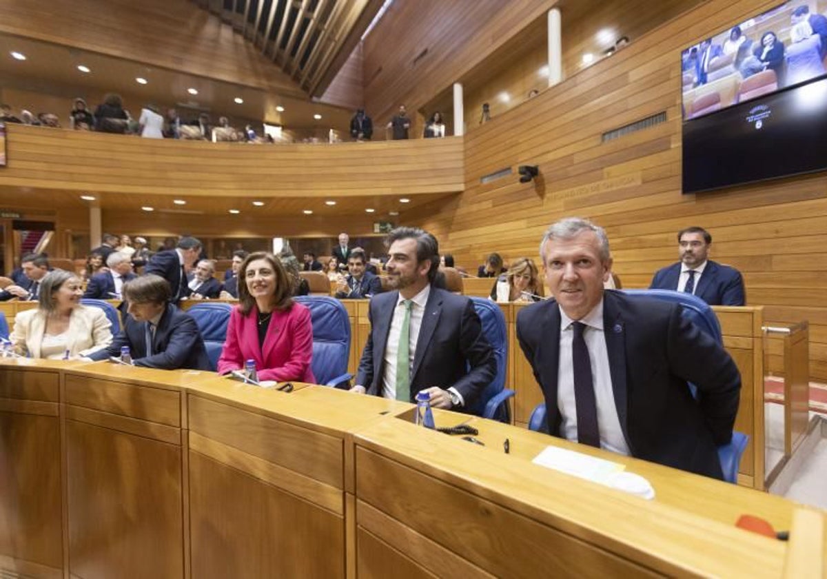 Alfonso Rueda, al frente de la bancada del PPdeG, este lunes en el Parlamento de Galicia