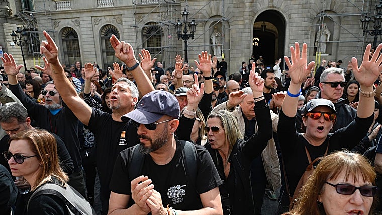 Trabajadores de prisiones reclaman la dimisión de la titular de Justicia, ante la sede de la Generlalitat