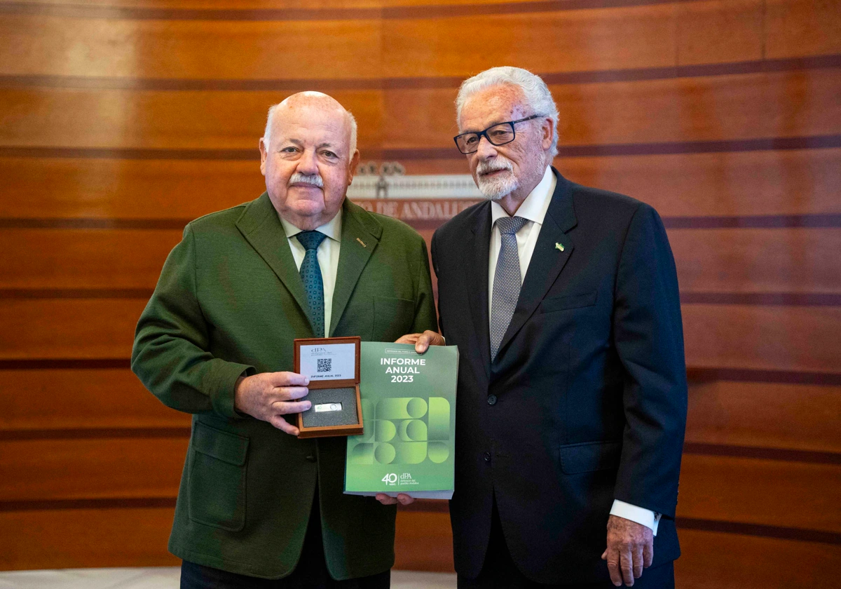 Jesús Aguirre, a la izquierda, junto a Jesús Maeztu, este miércoles durante la presentación del informe de 2023