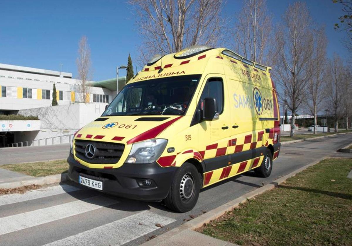 Imagen de archivo de una ambulancia en Mallorca