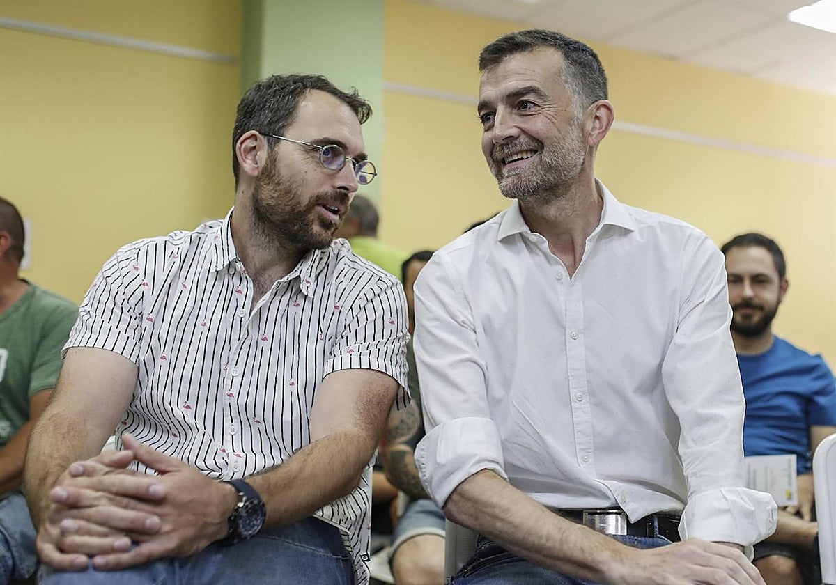 Antonio Maíllo -a la derecha- junto a su sucesor, Toni Valero