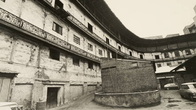 Imagen antes - El patio y las gradas del frontón Beti Jai, en los años 70 y en la actualidad, después de su restauración en 2019