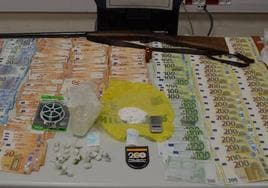 Más de 30.000 euros en efectivo, un arma y un coche de alta gama: detienen a un traficante de cocaína reincidente en Valencia
