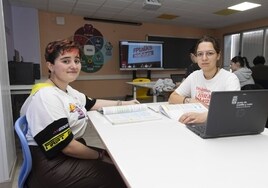 Alicia Quevedo Riol y Elena Gjergo Herrero, en el Aula de Emprendimiento del IES Ramón y Cajal de Valladolid, donde estudian