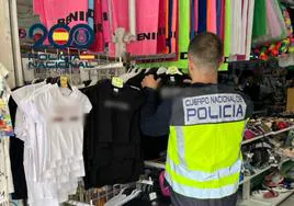 La Policía Nacional detiene a cinco comerciantes en Benidorm con más de 2.800 artículos falsificados de 30 reconocidas marcas