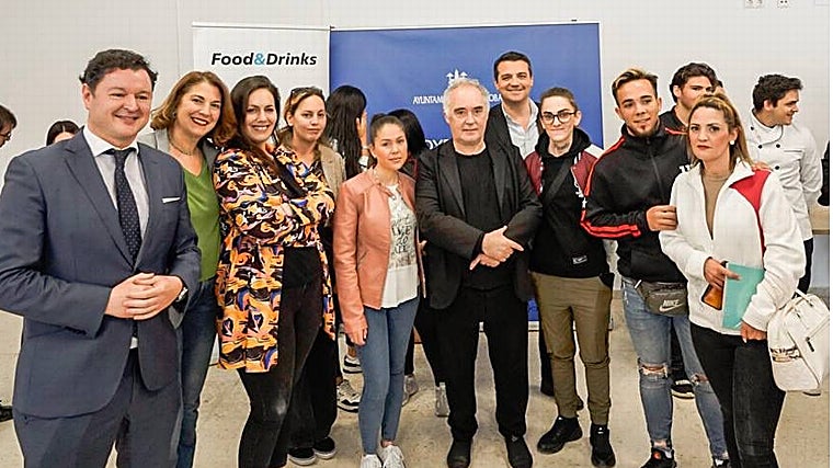 Adrià, junto a alumnos del taller del barrio del extremo de Poniente