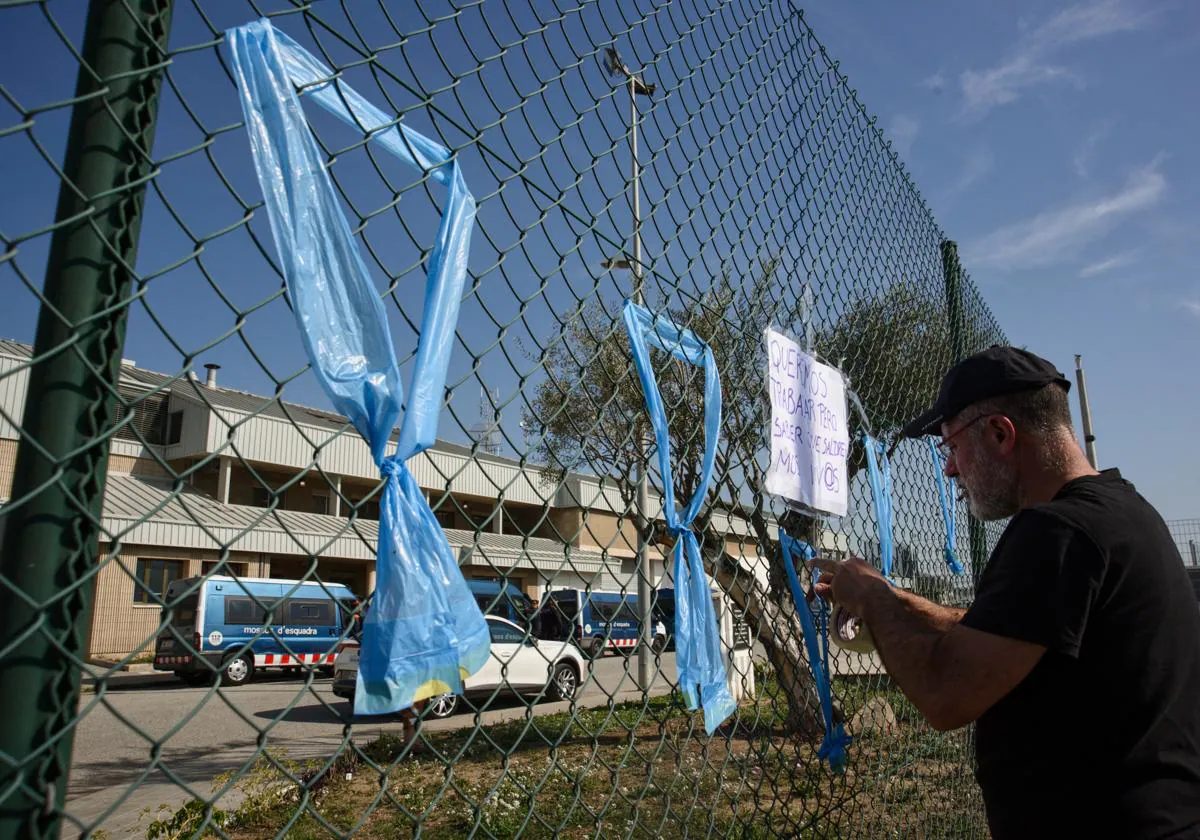 Lazos colgados en una valla durante protestas de funcionarios de prisiones ante la cárcel de Quatre Camins en La Roca del Vallès