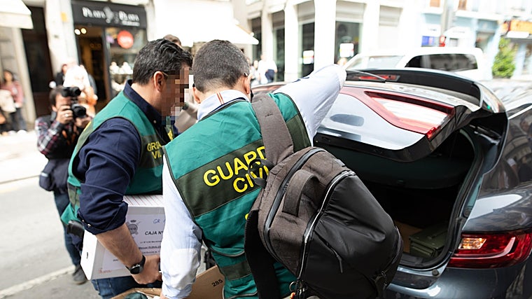 Documentación hallada en la casa del expresidente es introducida en un coche camuflado de la Guardia Civil
