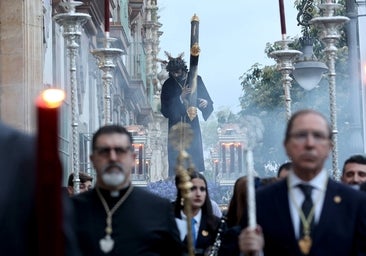 El Señor del Soberano Poder llena de Cuaresma el aire en su vía crucis