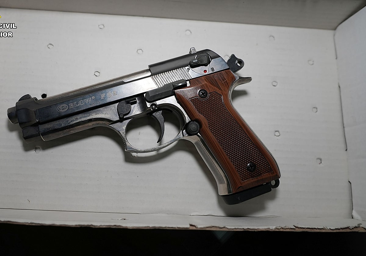 Una de las armas incautadas a esta red criminal