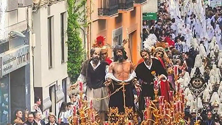 El Despojado, a su paso por las calles de Granada