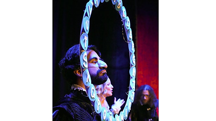 El elenco en un momento de la representación