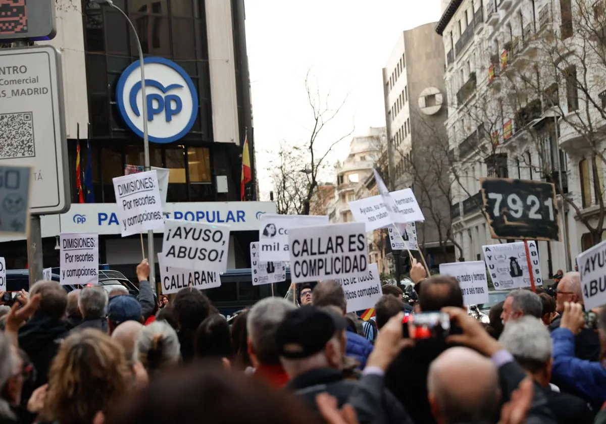 Manifestación contra la presidenta de la Comunidad de Madrid, Isabel Díaz Ayuso, en la calle Génova de Madrid.