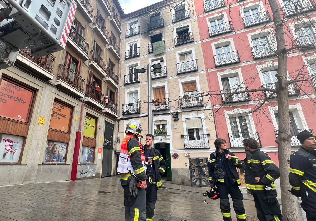 Los bomberos, en el exterior de la pensión