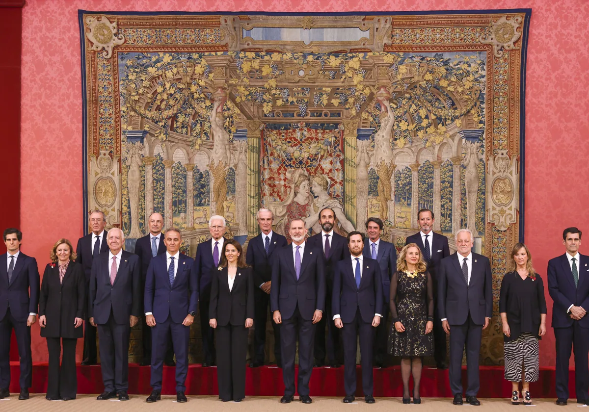 El Rey, en el Palacio Real de El Pardo, junto al Consejo Permanente de la Diputación de la Grandeza