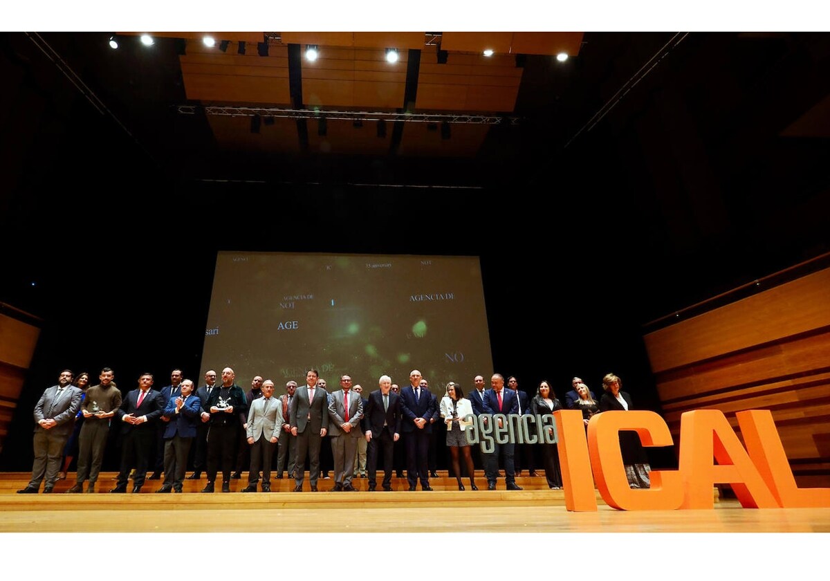 Foto de familia de los premiados junto a los representes políticos en la ceremonia del 35 aniversario de la Agencia Ical