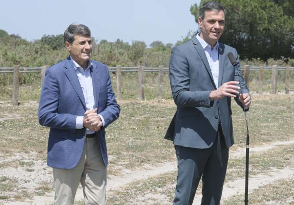 Pedro Fernández, delegado del Gobierno en Andalucía, junto al presidente Pedro Sánchez, en Doñana