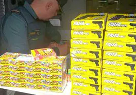 Intervienen 23 armas de airsoft y más de 19.000 petardos listos para ser vendidos ilegalmente en las Fallas de Castellón