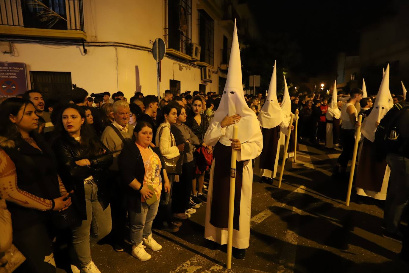 Fotos: la concurrida procesión del Señor de la Salud en el Beso de Judas en Córdoba