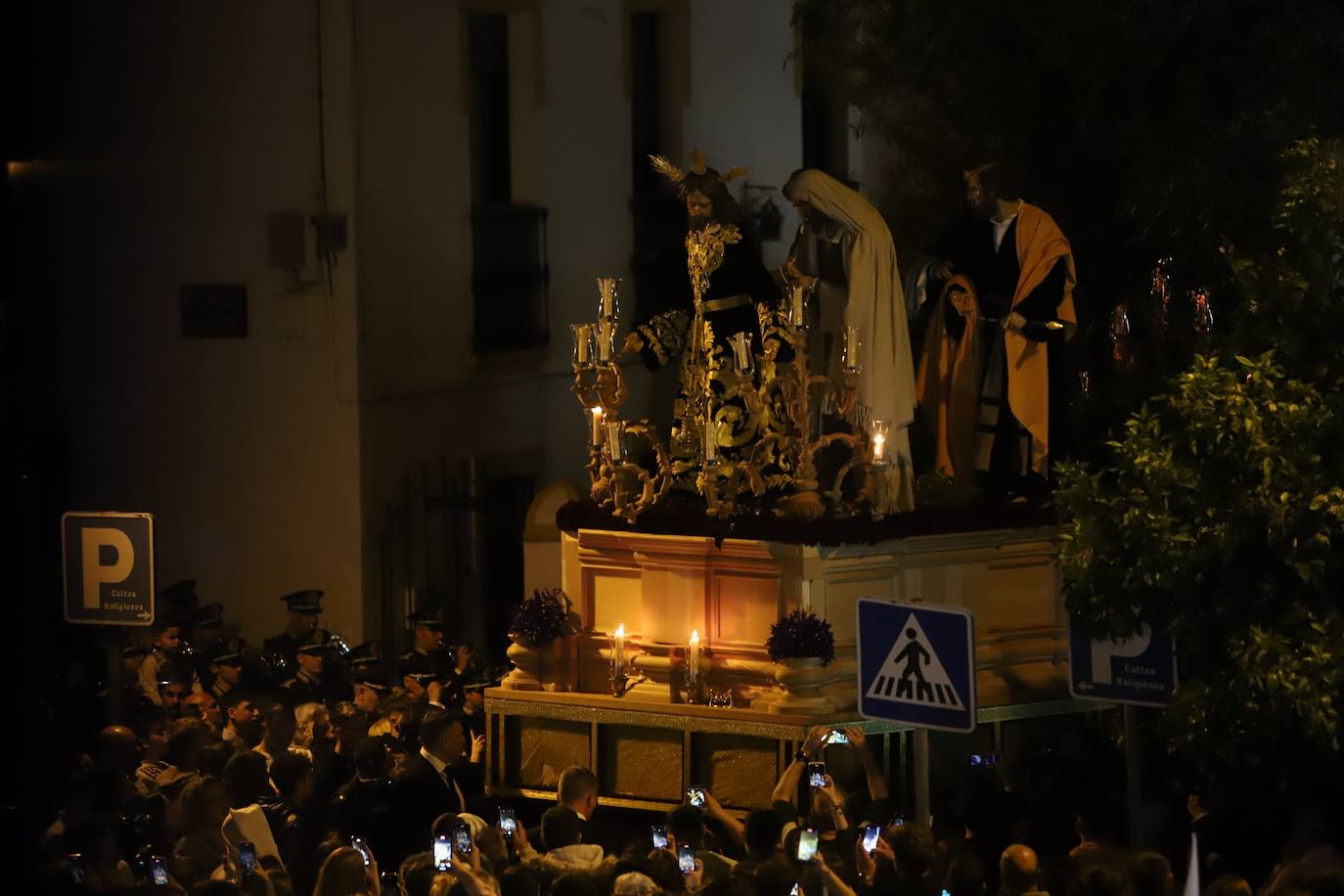 Fotos: la concurrida procesión del Señor de la Salud en el Beso de Judas en Córdoba