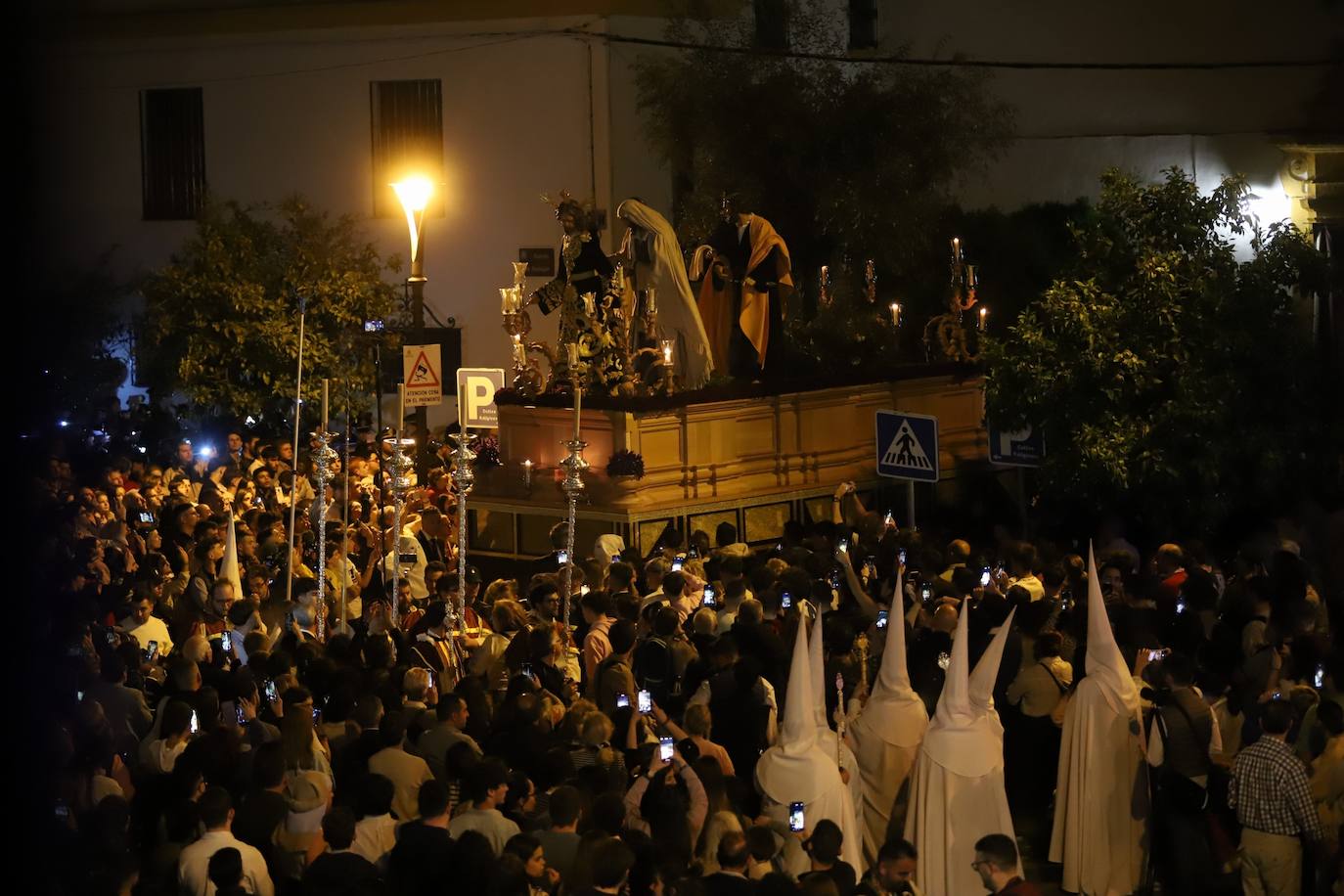 Fotos: la concurrida procesión del Señor de la Salud en el Beso de Judas en Córdoba