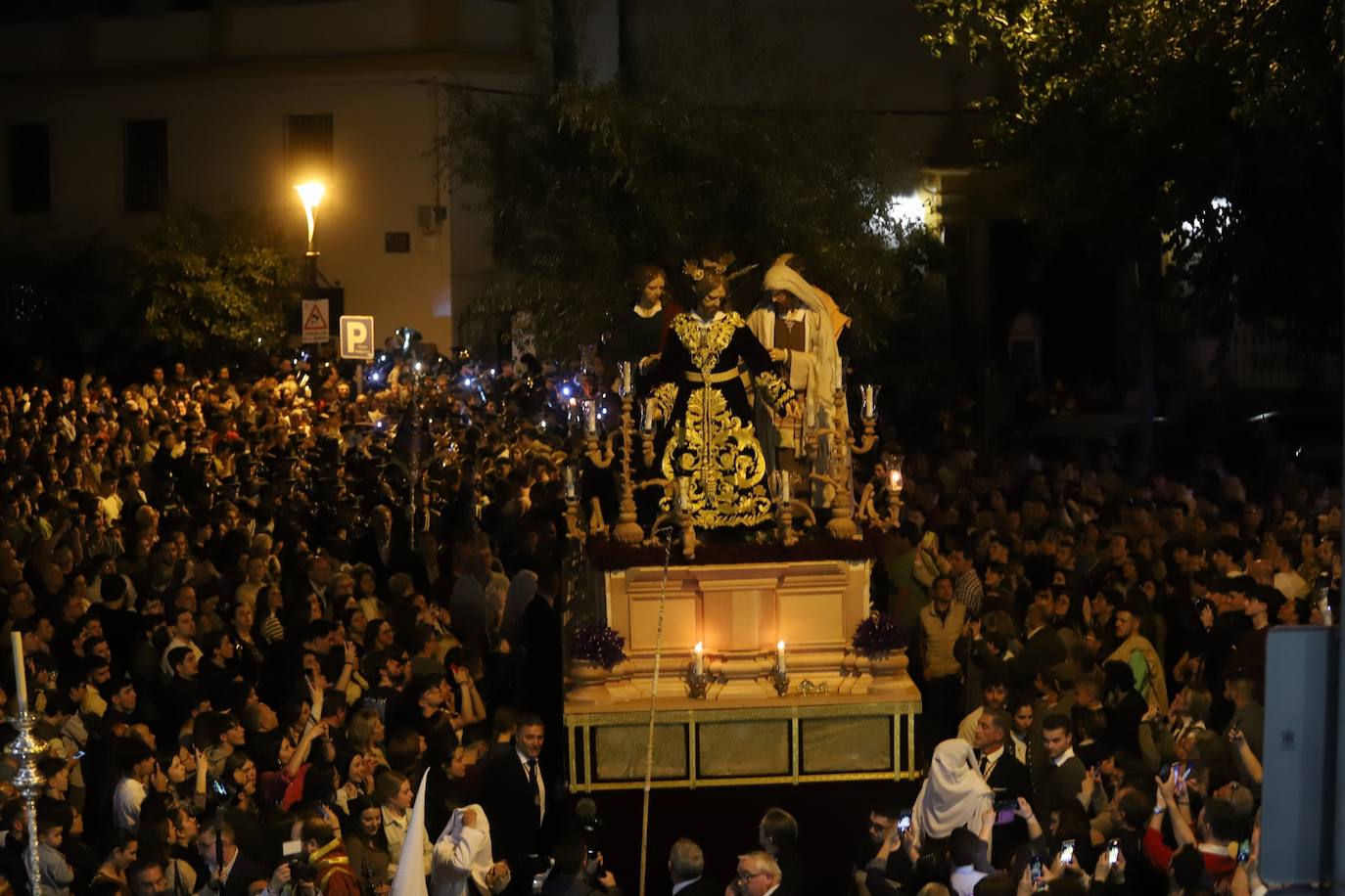 Fotos: la concurrida procesión del Señor de la Salud en el Beso de Judas en Córdoba