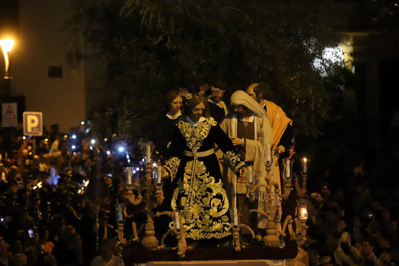 Fotos: la concurrida procesión del Señor de la Salud en el Beso de Judas en Córdoba
