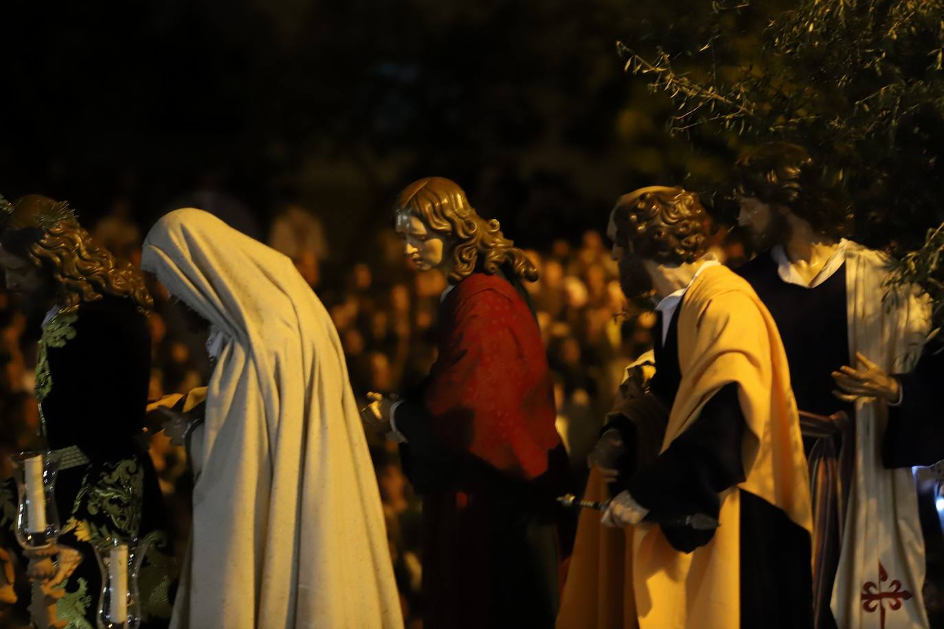 Fotos: la concurrida procesión del Señor de la Salud en el Beso de Judas en Córdoba