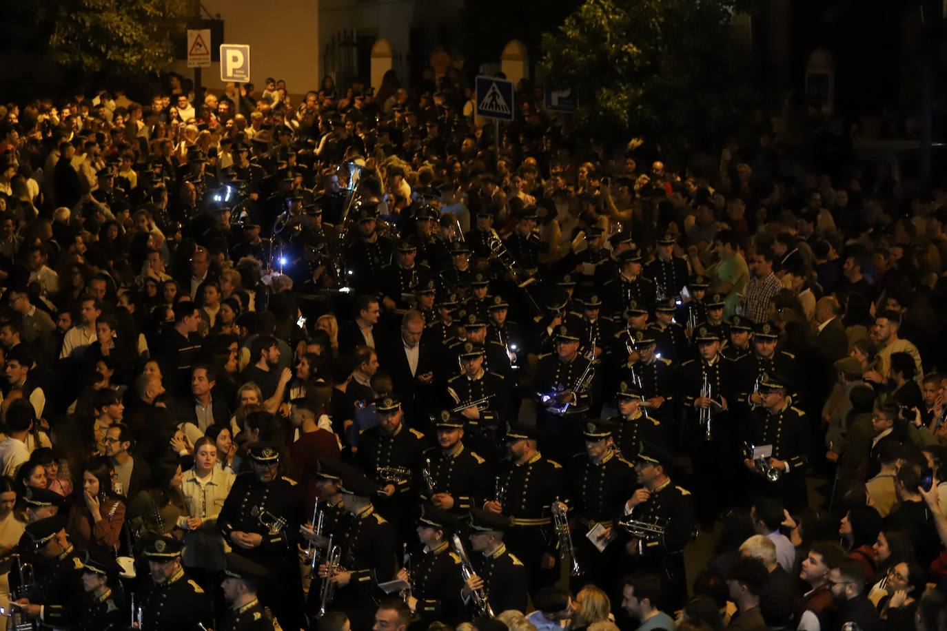Fotos: la concurrida procesión del Señor de la Salud en el Beso de Judas en Córdoba