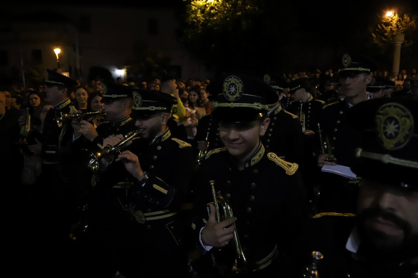 Fotos: la concurrida procesión del Señor de la Salud en el Beso de Judas en Córdoba