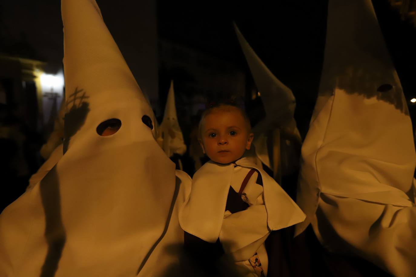 Fotos: la concurrida procesión del Señor de la Salud en el Beso de Judas en Córdoba