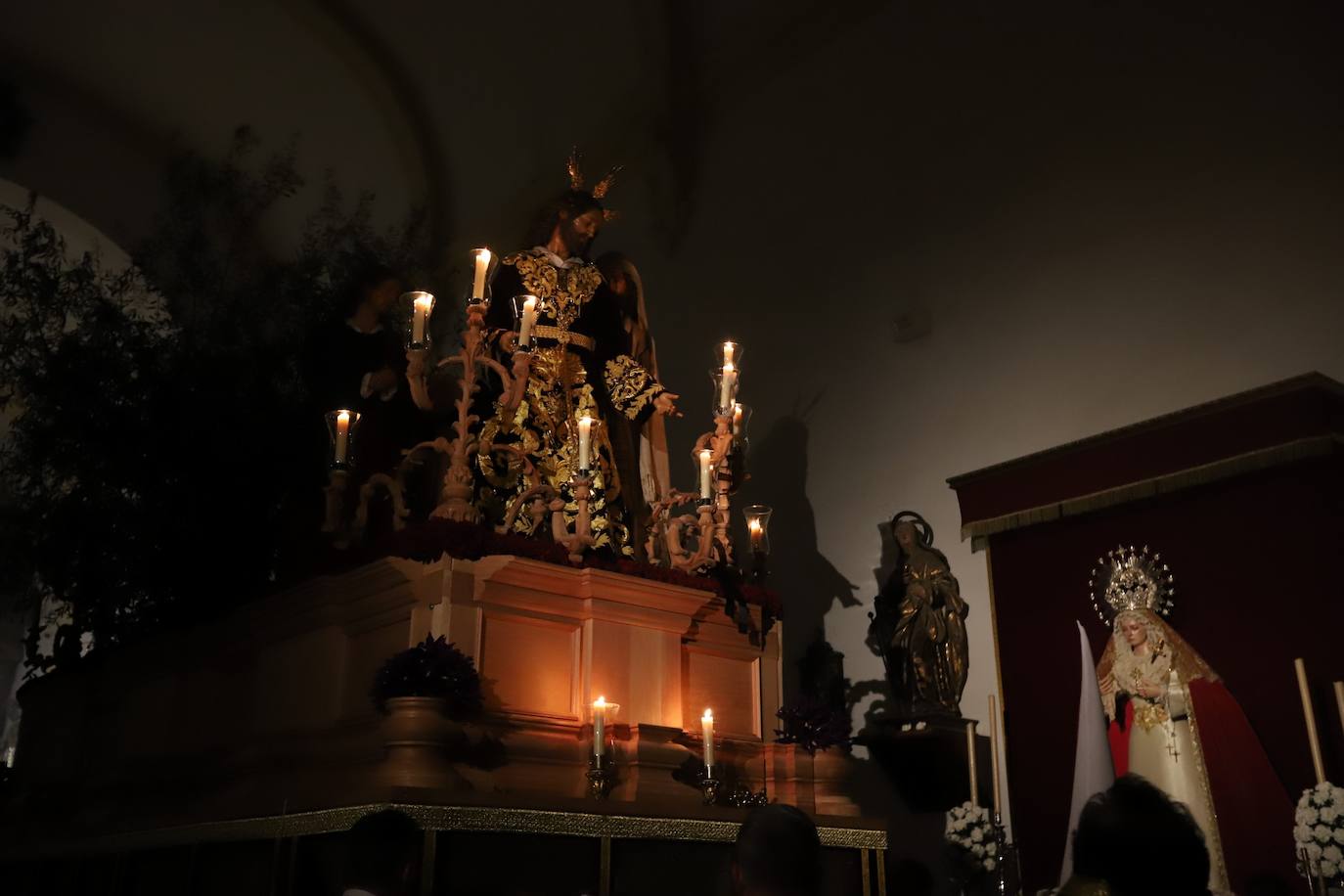 Fotos: la concurrida procesión del Señor de la Salud en el Beso de Judas en Córdoba