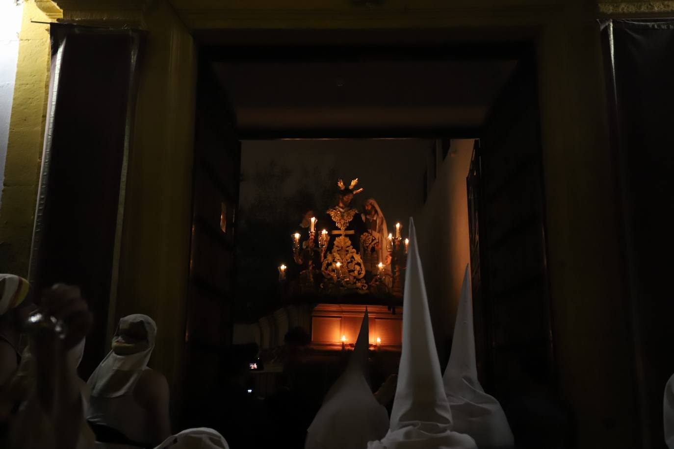 Fotos: la concurrida procesión del Señor de la Salud en el Beso de Judas en Córdoba