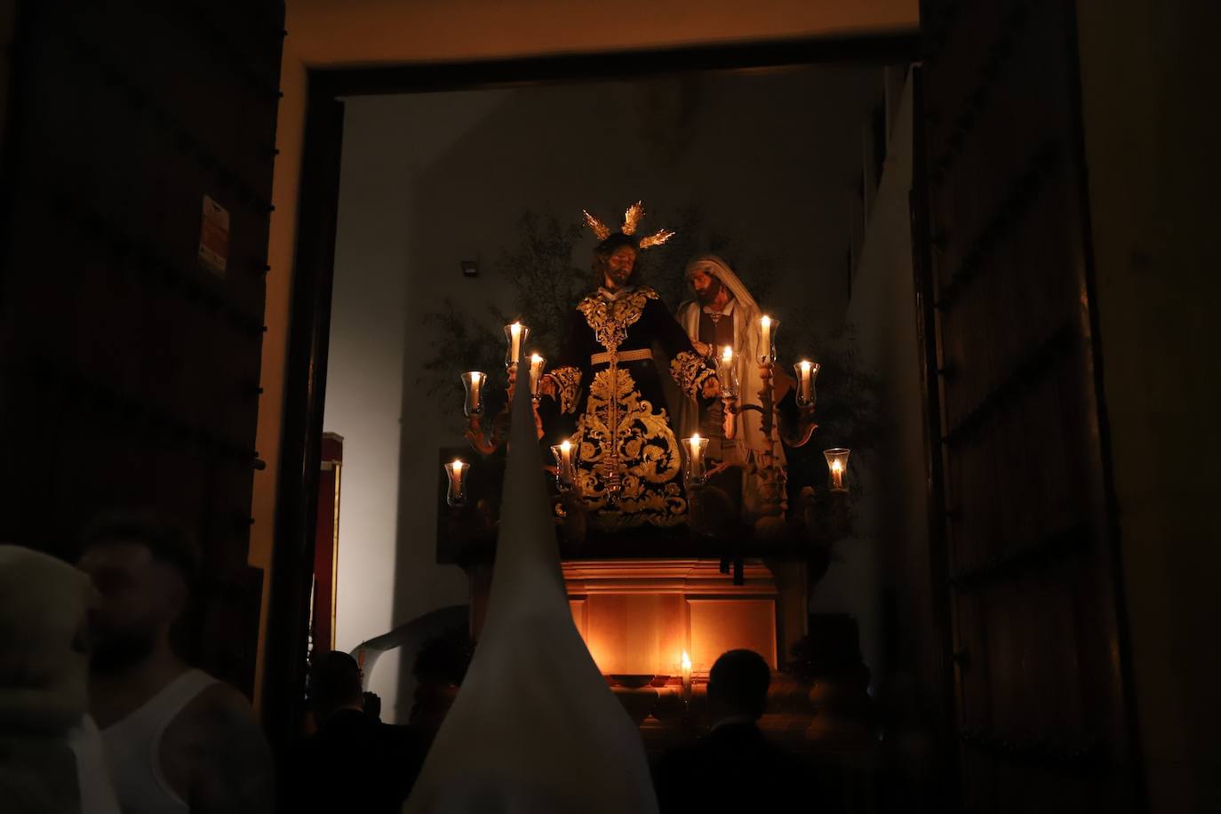 Fotos: la concurrida procesión del Señor de la Salud en el Beso de Judas en Córdoba