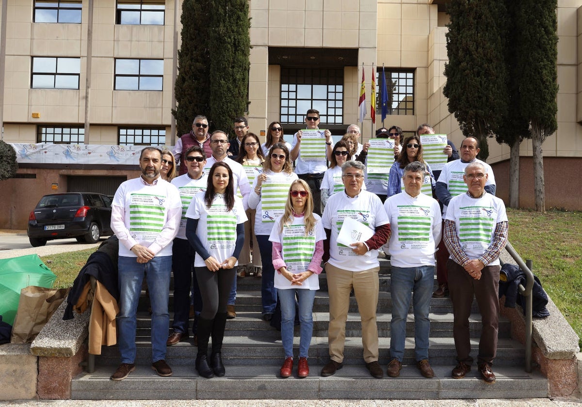 Un momento de la protesta este jueves ante la Consejería de Eduación